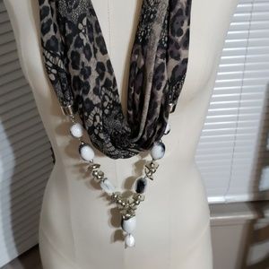 🦄Women's Scarf w/White Beads🦄